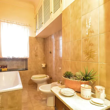 3 Bedroom Cozy In Sestri Ponente