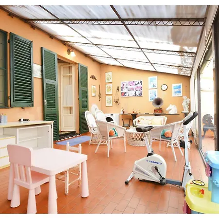 3 Bedroom Cozy In Sestri Ponente Apartment *